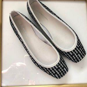 BCBGMAXAZRIA  Classic Black & White Flats